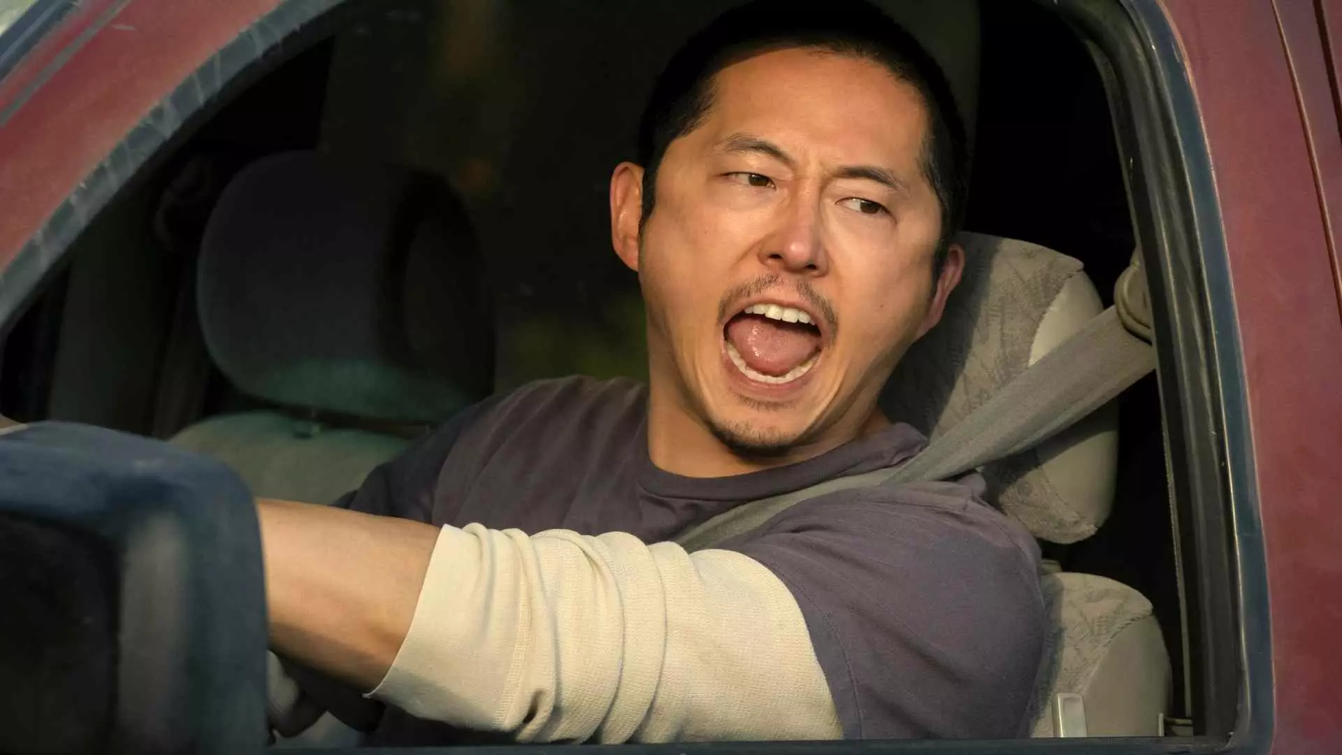 استیون ین در حال فریاد زدن در ماشین خود در سریال Beef