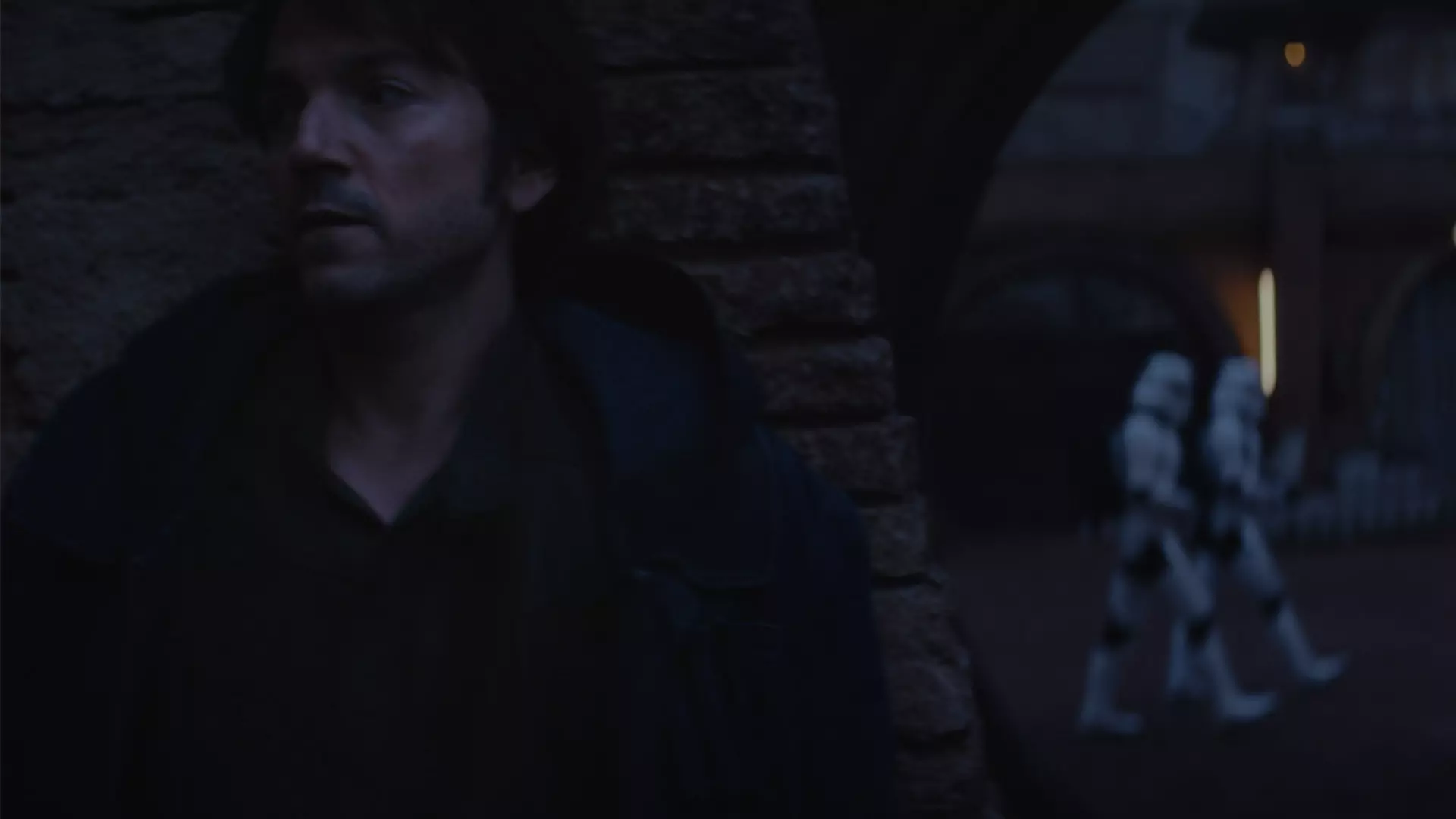دیگو لونا در نقش کاسین آندور پنهان شده در سریال Andor