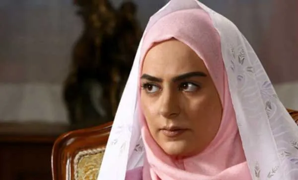 سمانه پاکدل در نقش مهتاب (دختر عمه بهزاد، خواستگار بهزاد، همسر دکتر فرهاد زند) در سریال دلنوازان