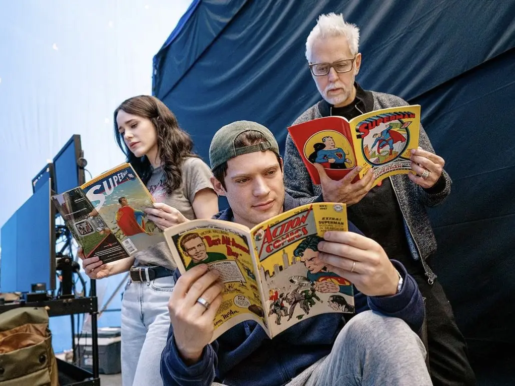 جیمز گان، دیوید کورنسوت و ریچل بروزناهان در حال خواندن کمیک‌های سوپرمن در پشت صحنه فیلم Superman